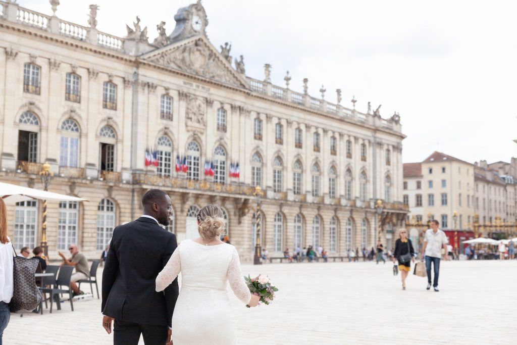 Jeunes mariés devant l'Hôtel de Ville, place Stanislas à Nancy — voiture avec chauffeur pour mariage